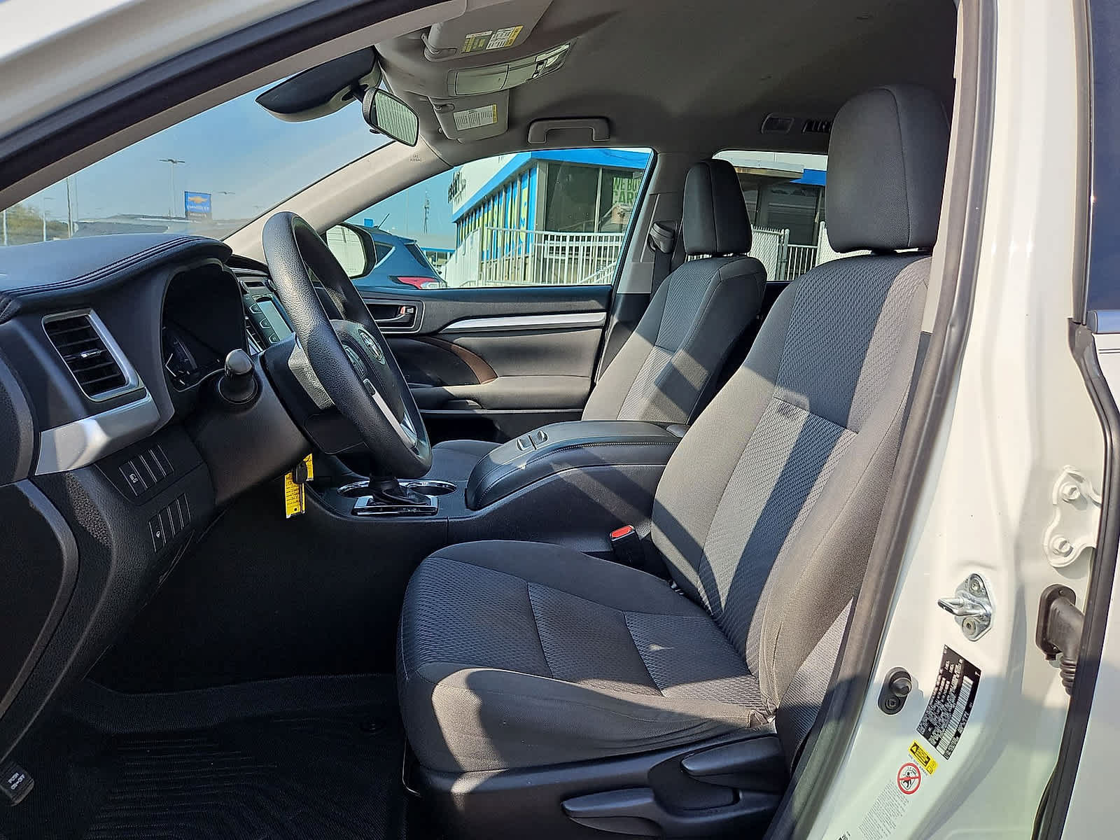 Used 2017 Toyota Highlander LE FWD image 23