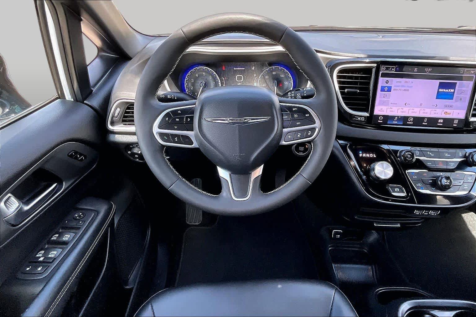 Used 2025 Chrysler Pacifica Select FWD image 6