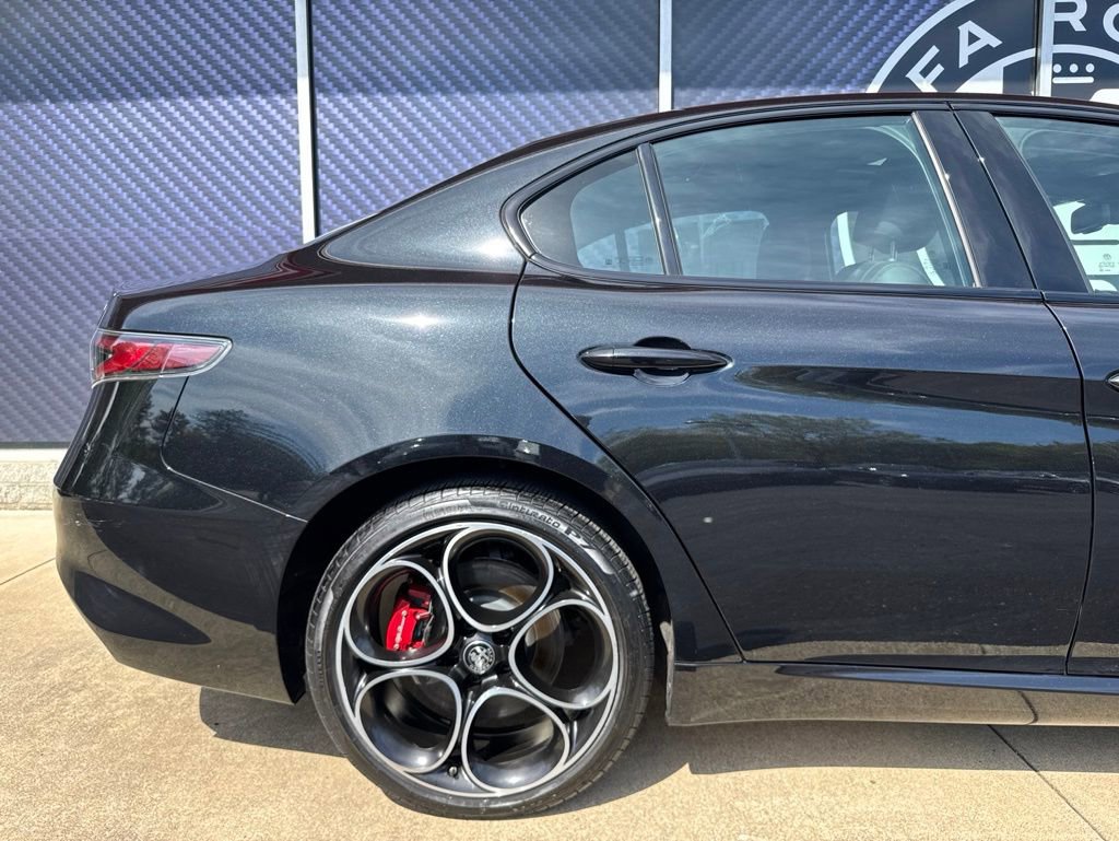 Used 2024 Alfa Romeo Giulia AWD image 5