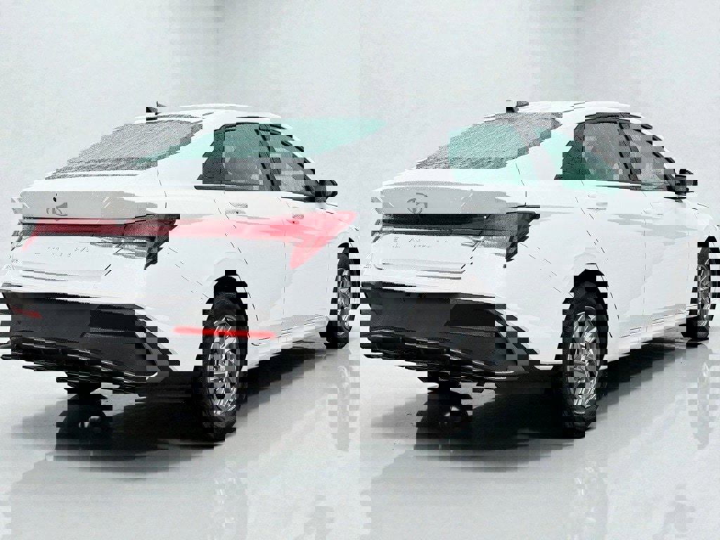 Certified 2025 Hyundai Elantra SE w/ Cargo Package image 3