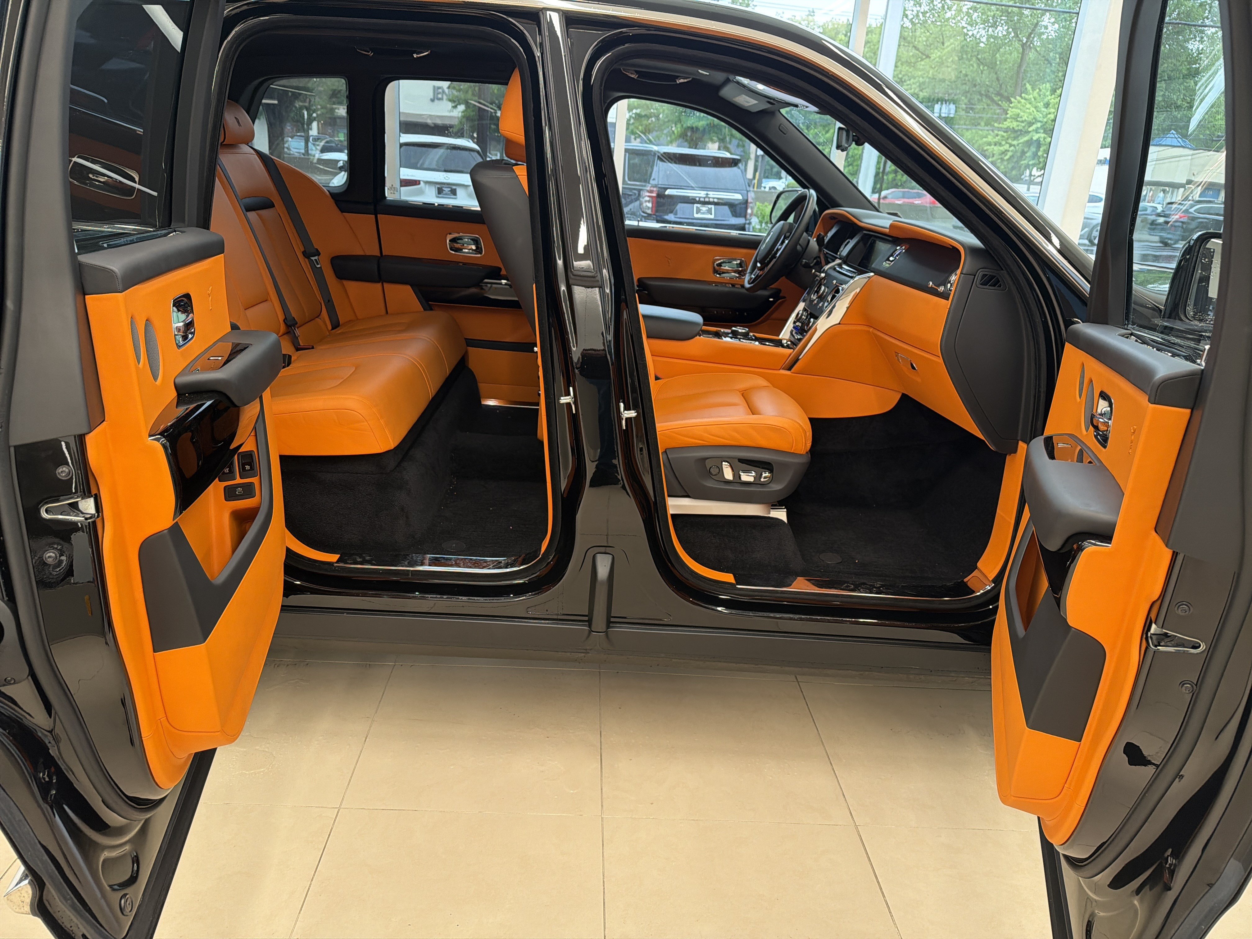 Certified 2022 Rolls-Royce Cullinan AWD/4WD image 32