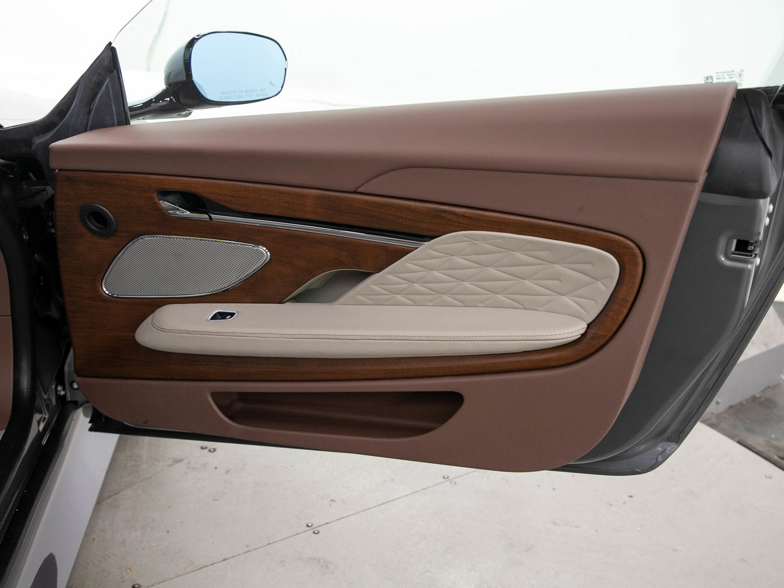 Used 2025 Aston Martin DB12 Coupe RWD image 9