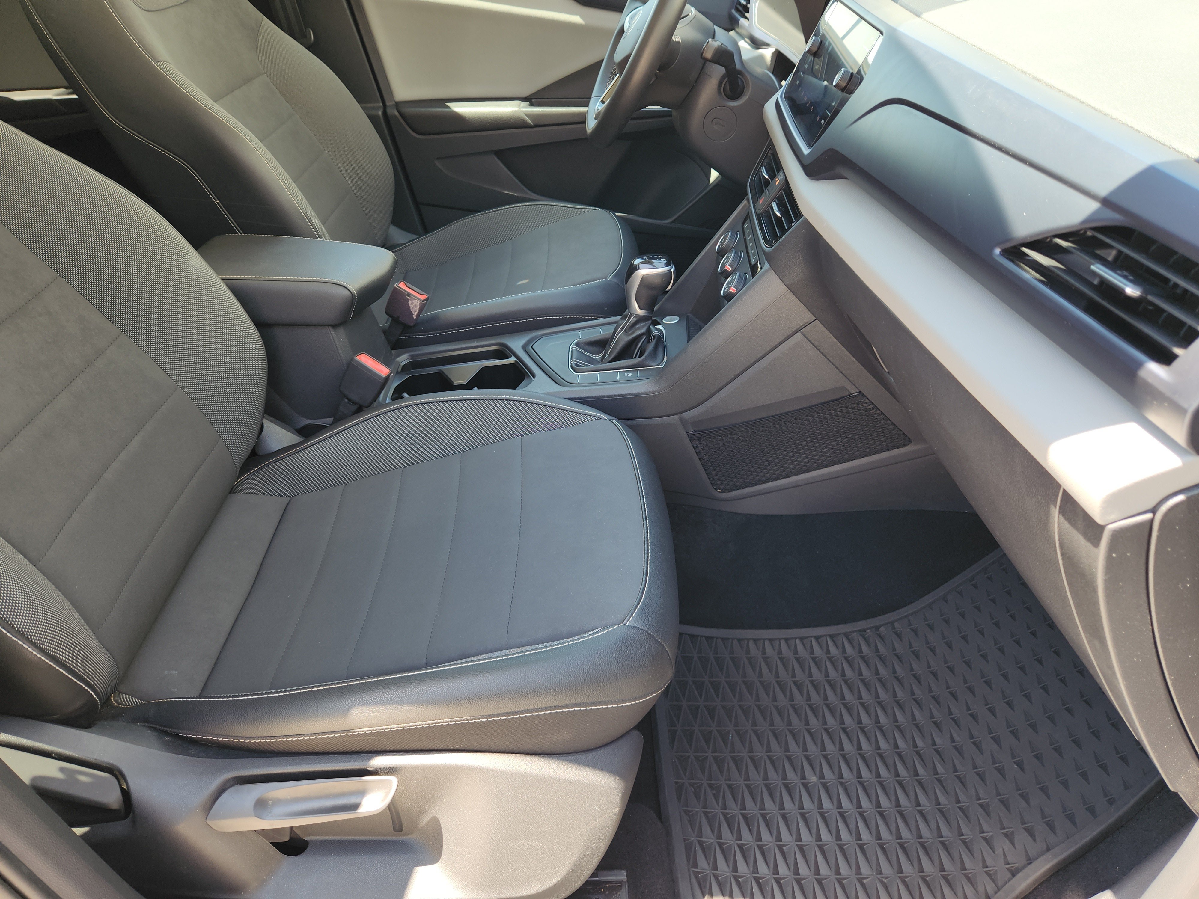Used 2022 Volkswagen Taos SE w/ Panoramic Sunroof Package FWD image 17