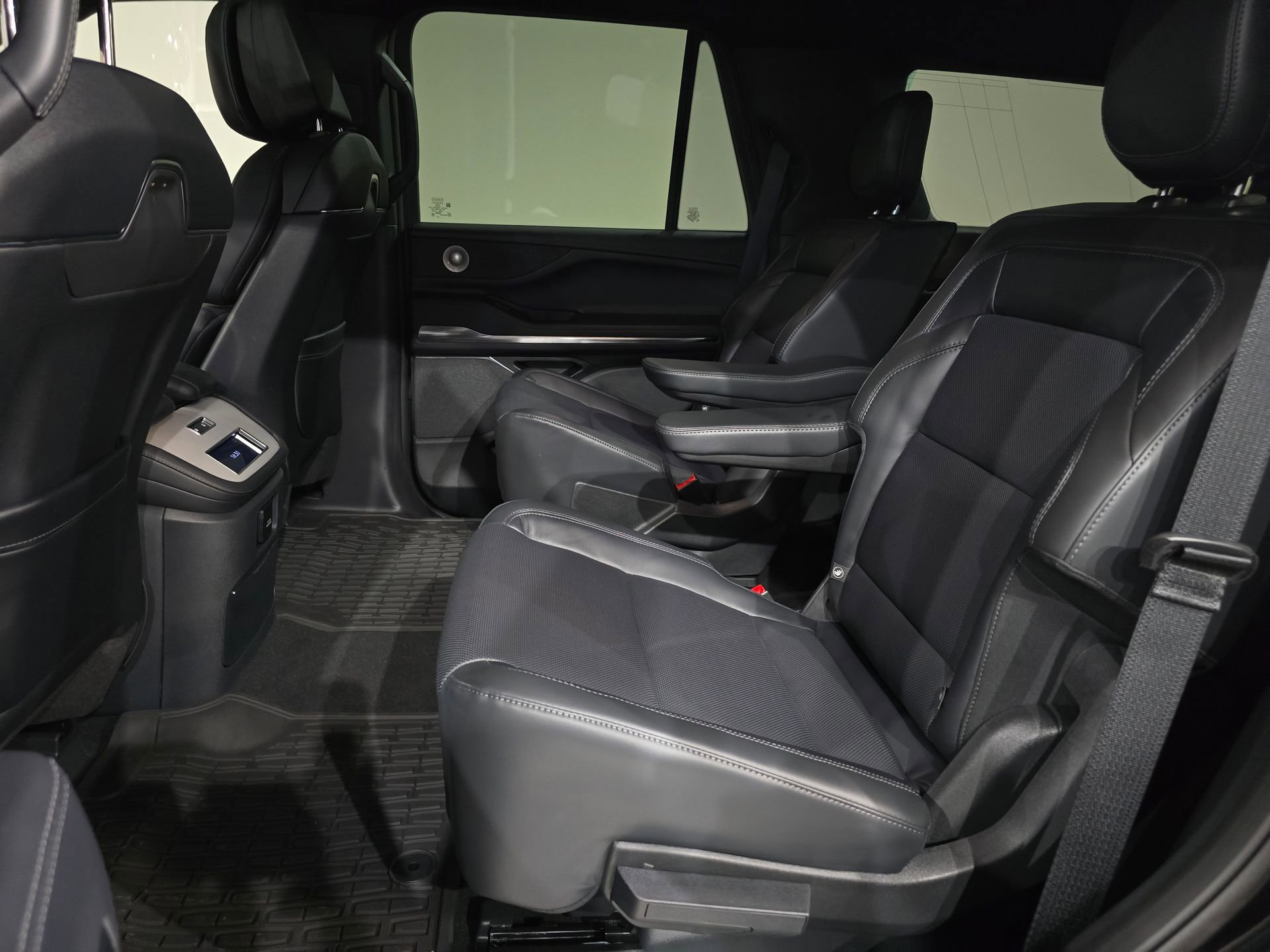 New 2025 Lincoln Navigator L Reserve w/ Jet Appearance Package image 38