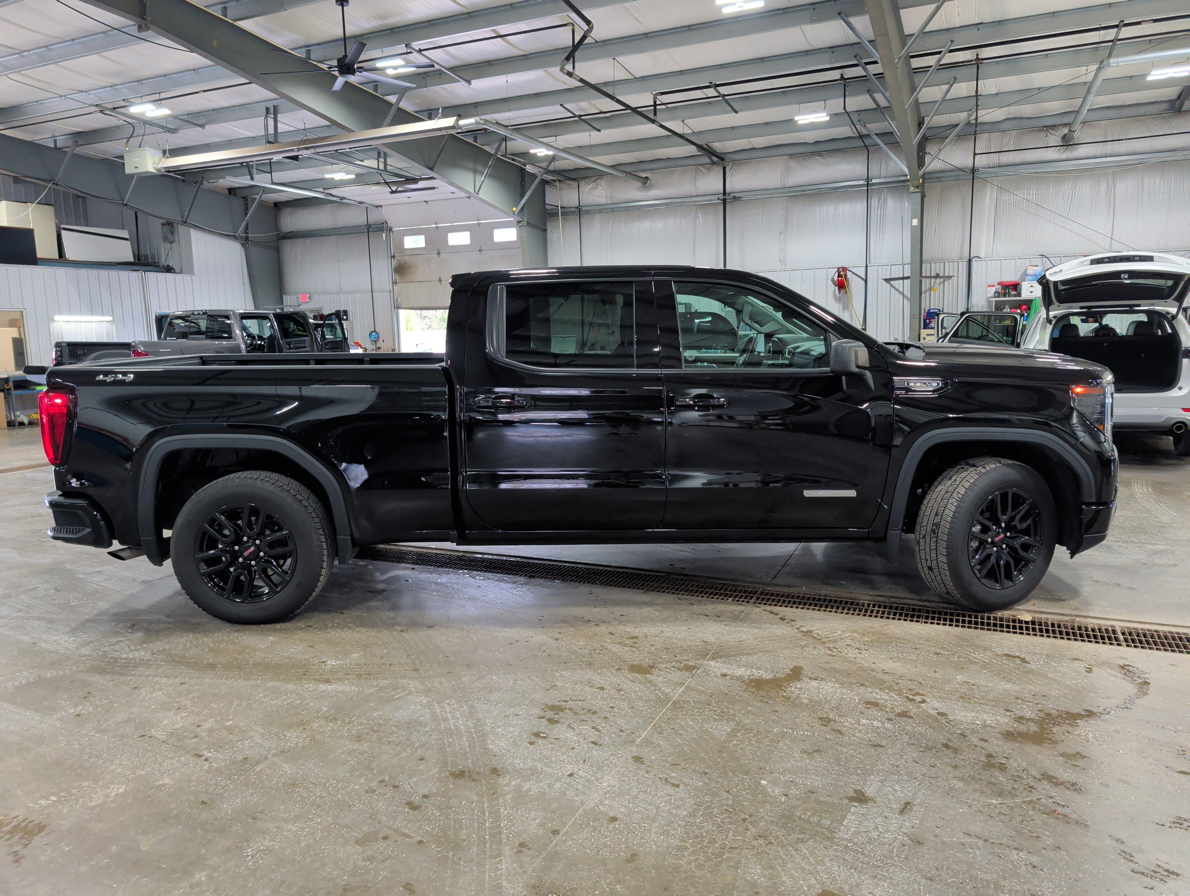 Used 2025 GMC Sierra 1500 Elevation AWD/4WD image 2