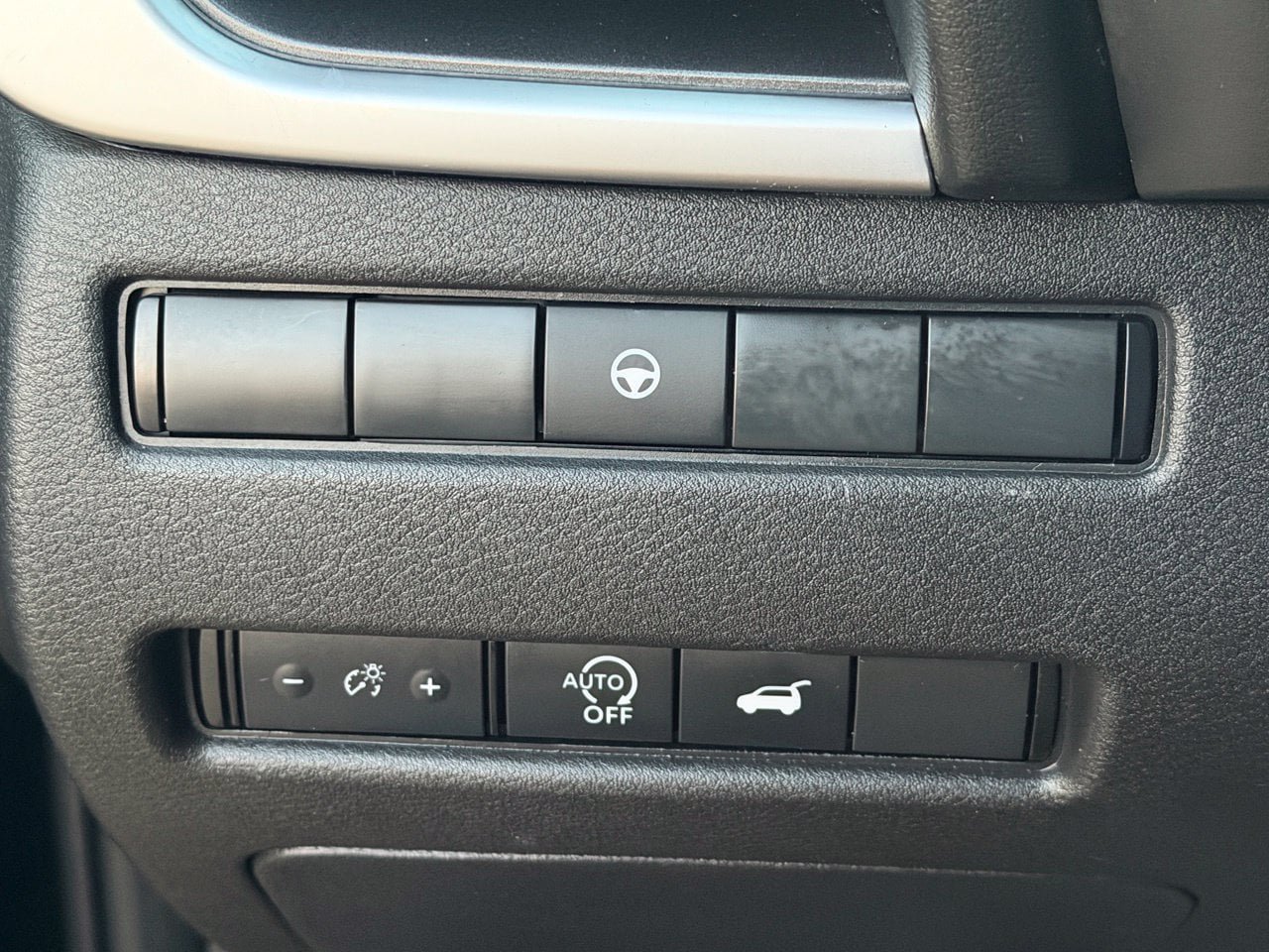 Certified 2025 Nissan Rogue SV FWD image 17