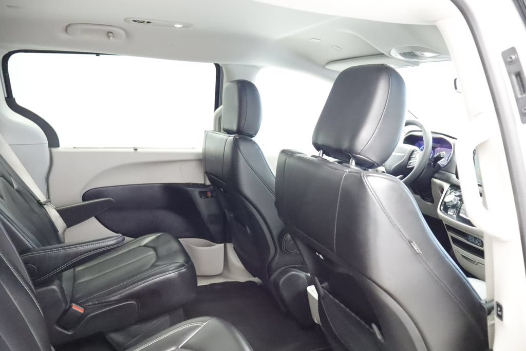 Certified 2024 Chrysler Pacifica Touring-L FWD image 13