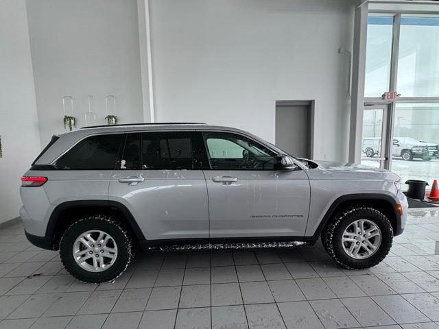 Used 2023 Jeep Grand Cherokee Laredo image 36