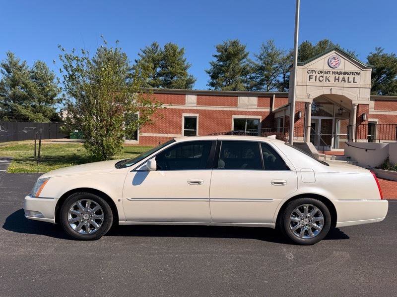Used 2009 Cadillac DTS Luxury I w/ Sun And Navigation Package FWD image 9