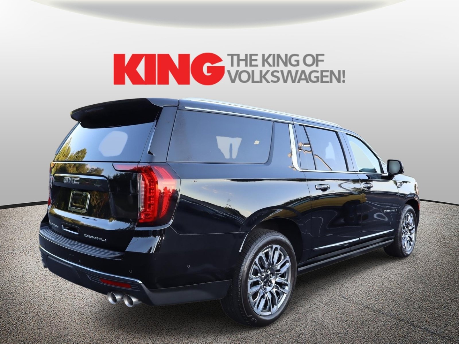 Used 2023 GMC Yukon XL Denali Ultimate AWD/4WD image 3