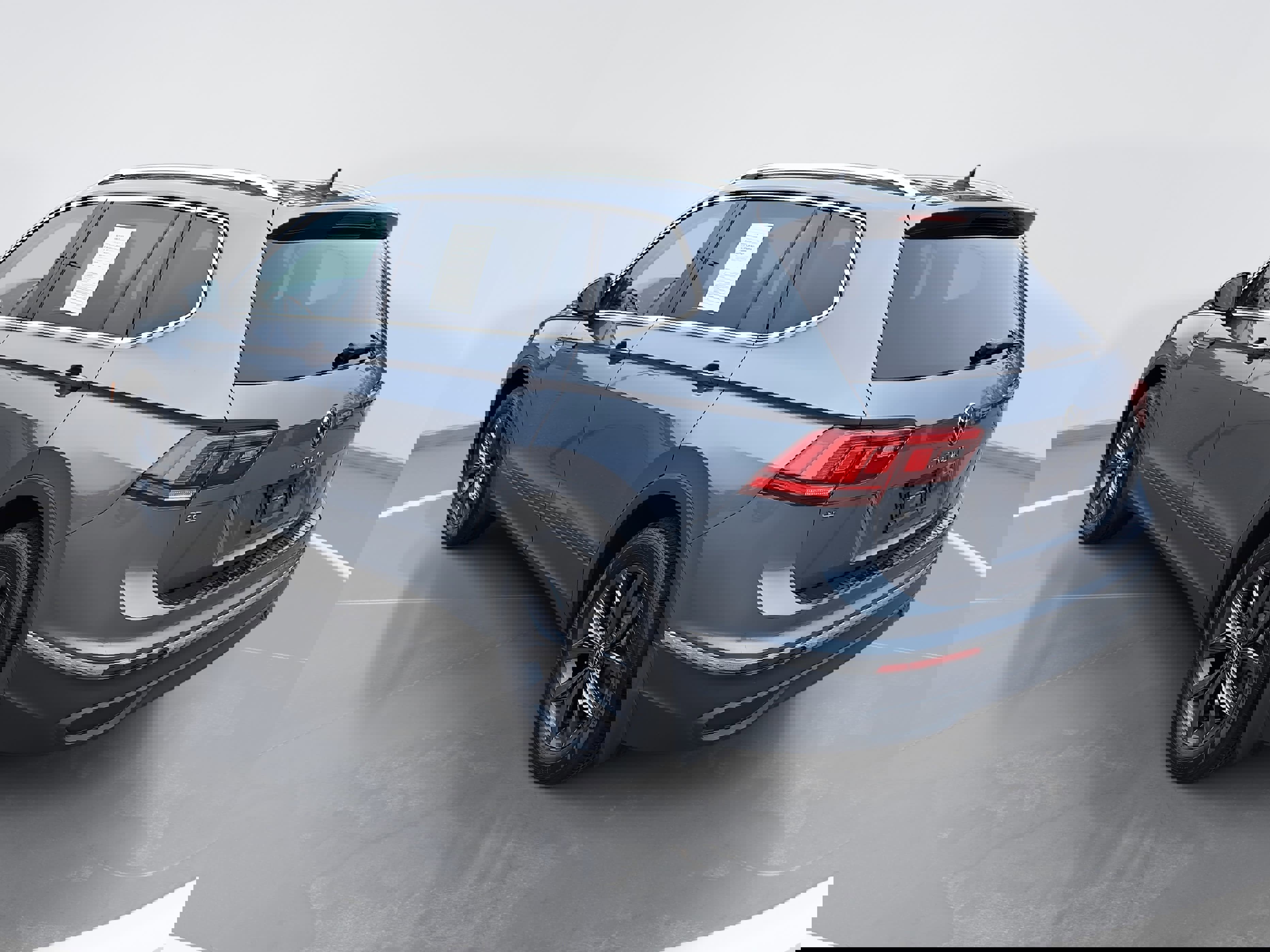 Certified 2023 Volkswagen Tiguan SE w/ Panoramic Sunroof Package image 5