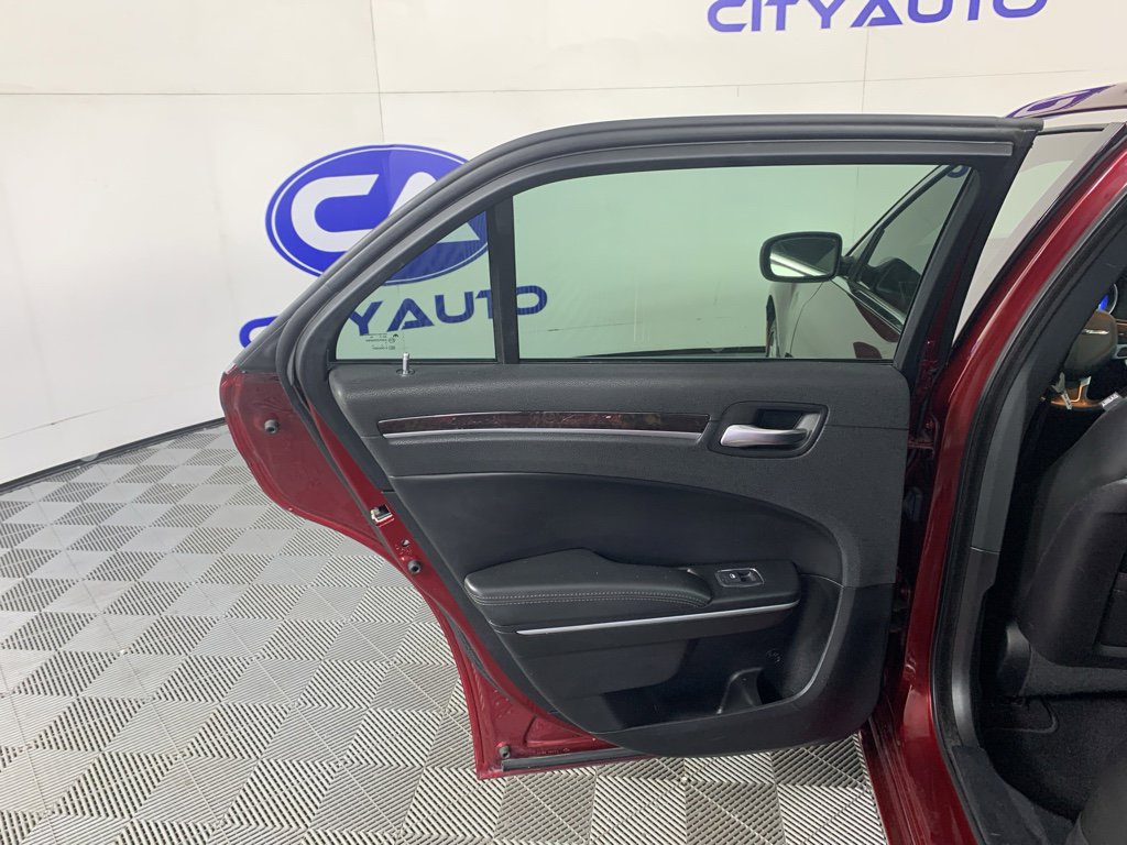 Used 2019 Chrysler 300 Limited image 31