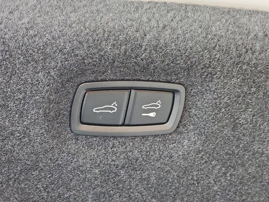 Used 2025 Porsche Taycan image 29