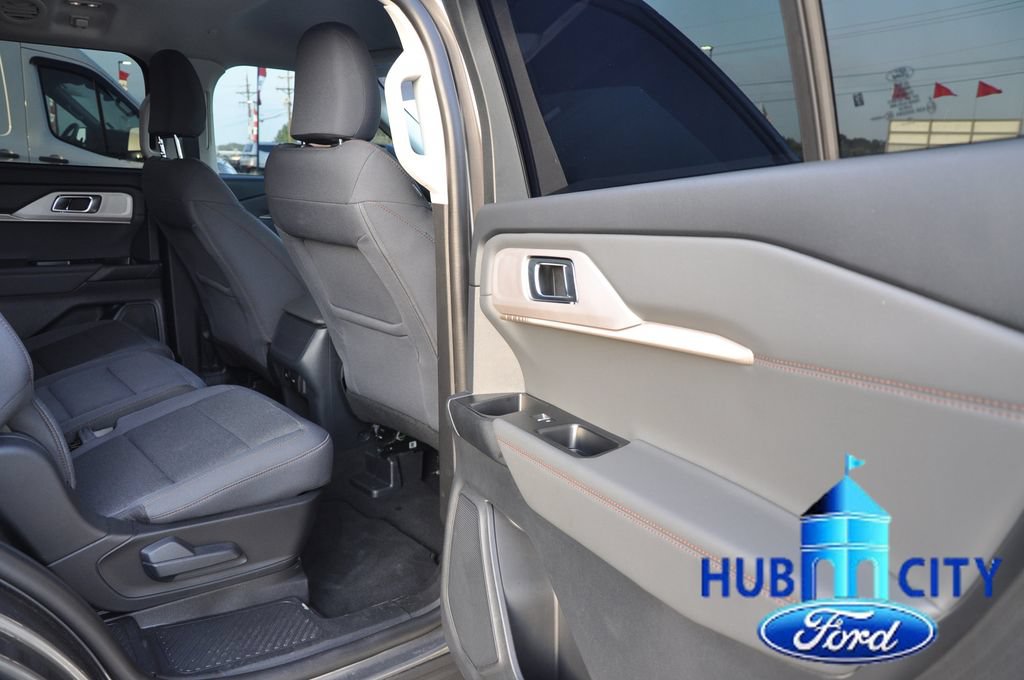 Used 2025 Ford Explorer Active RWD image 15