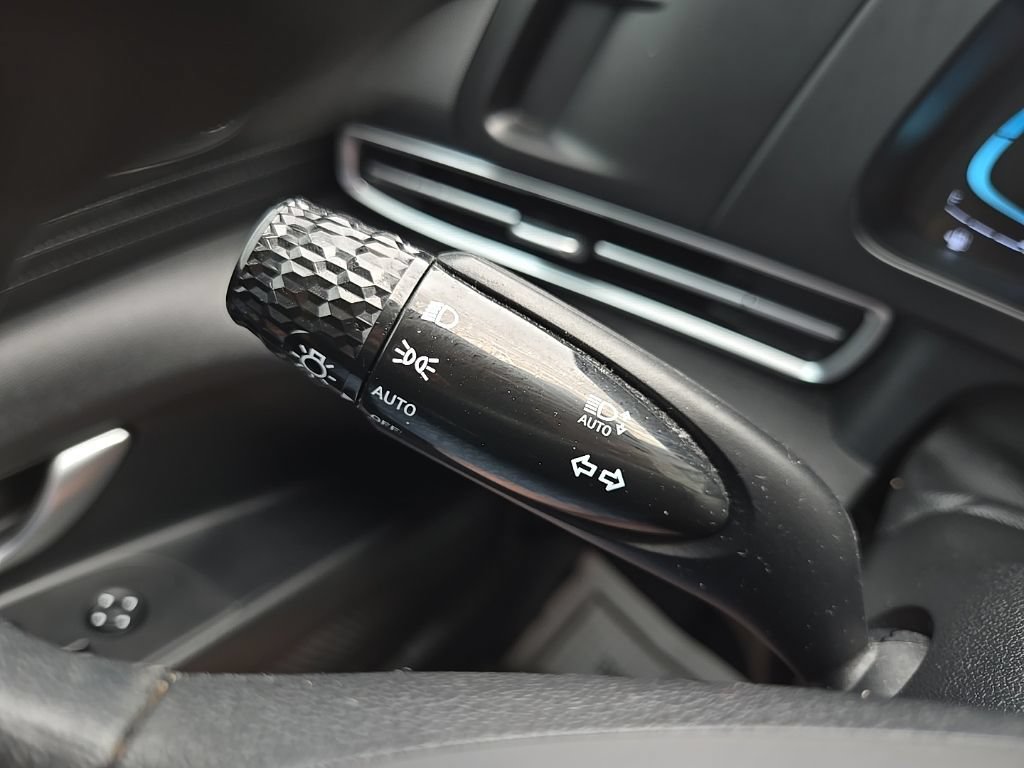 Used 2025 Hyundai Elantra SE FWD image 41