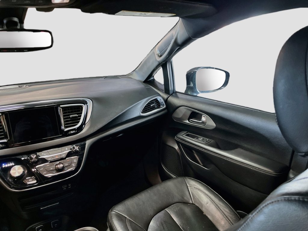 Used 2020 Chrysler Pacifica Touring-L w/ S Appearance Package FWD image 23