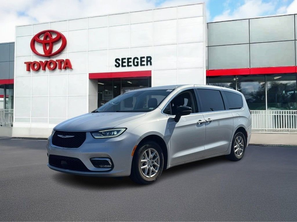 Used 2024 Chrysler Pacifica Touring-L image 8