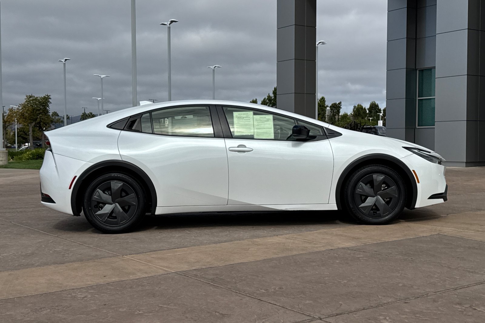 Used 2024 Toyota Prius LE FWD image 3