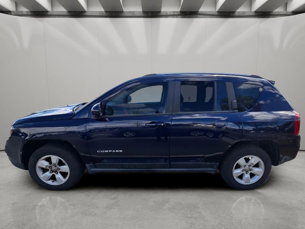 Used 2017 Jeep Compass Latitude FWD image 4