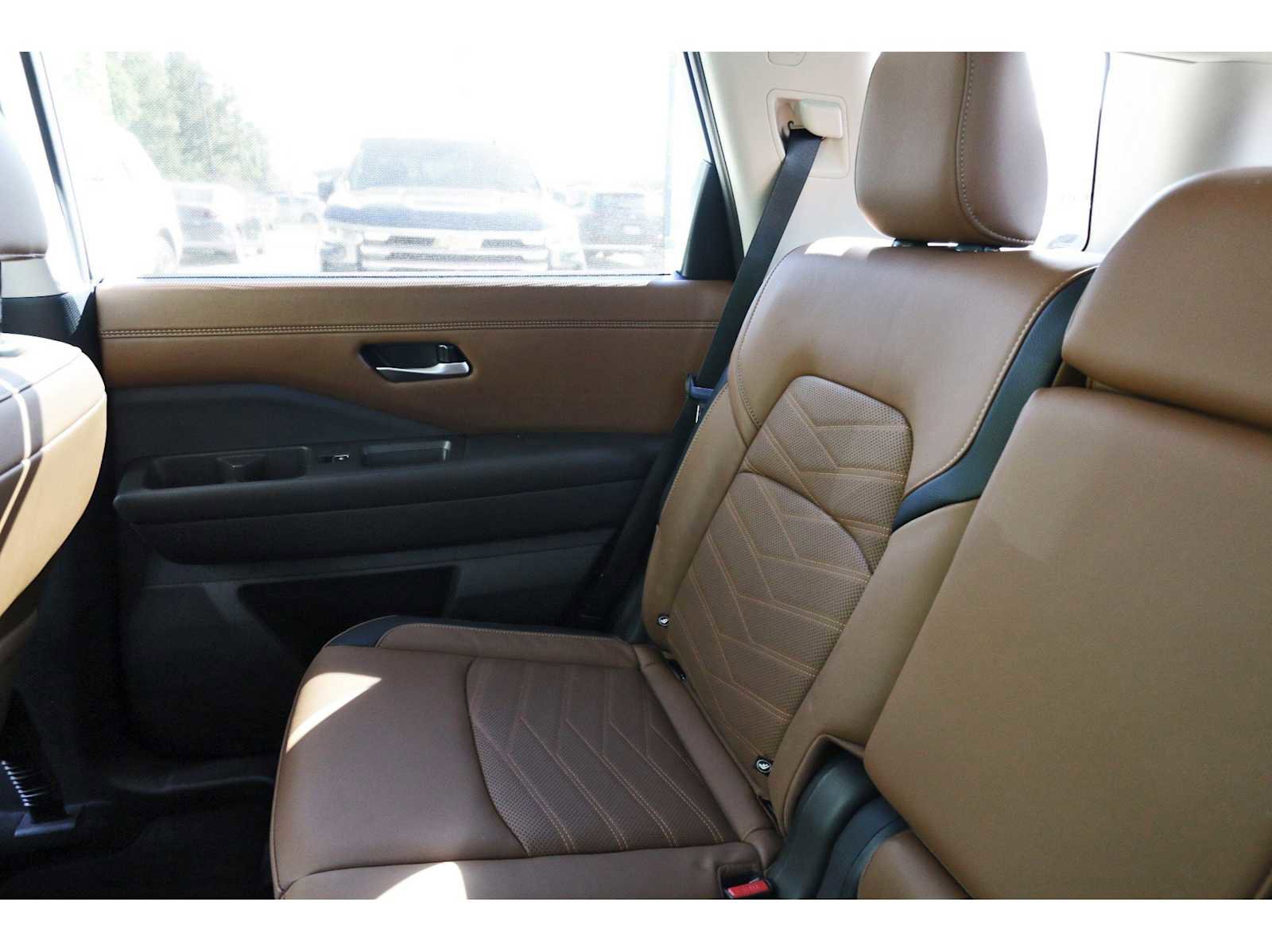 Used 2025 Nissan Pathfinder Platinum w/ Cargo Package image 10