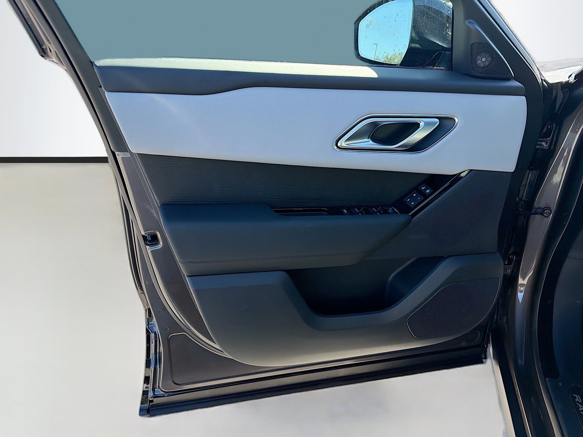 New 2026 Land Rover Range Rover Velar Dynamic SE image 22