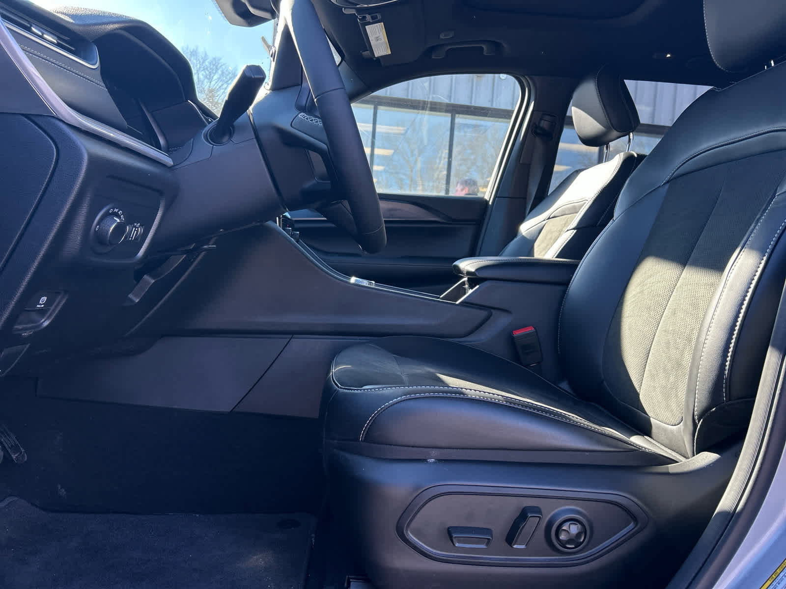 Used 2025 Jeep Grand Cherokee Altitude image 21