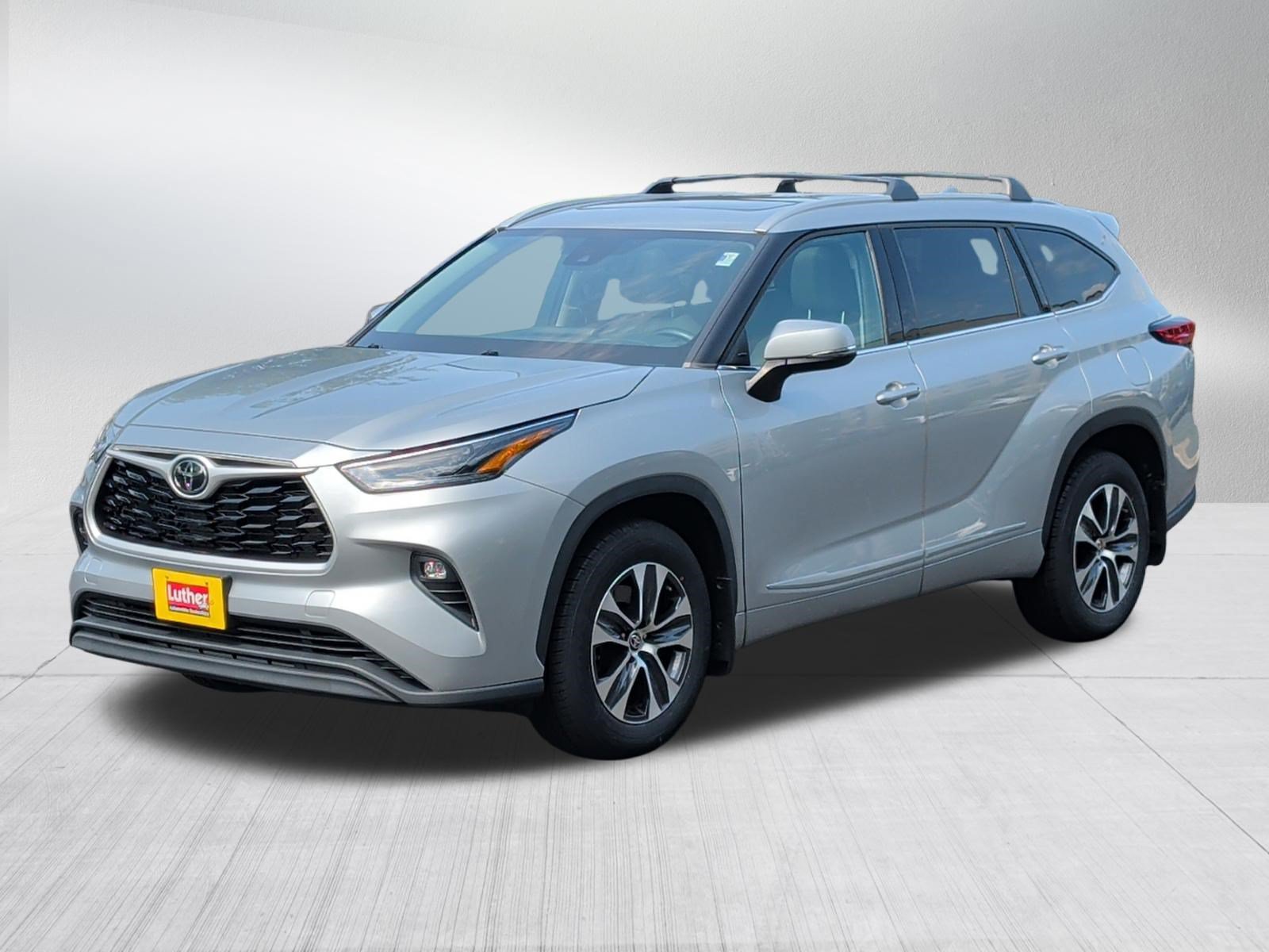 Used 2022 Toyota Highlander XLE AWD/4WD image 3