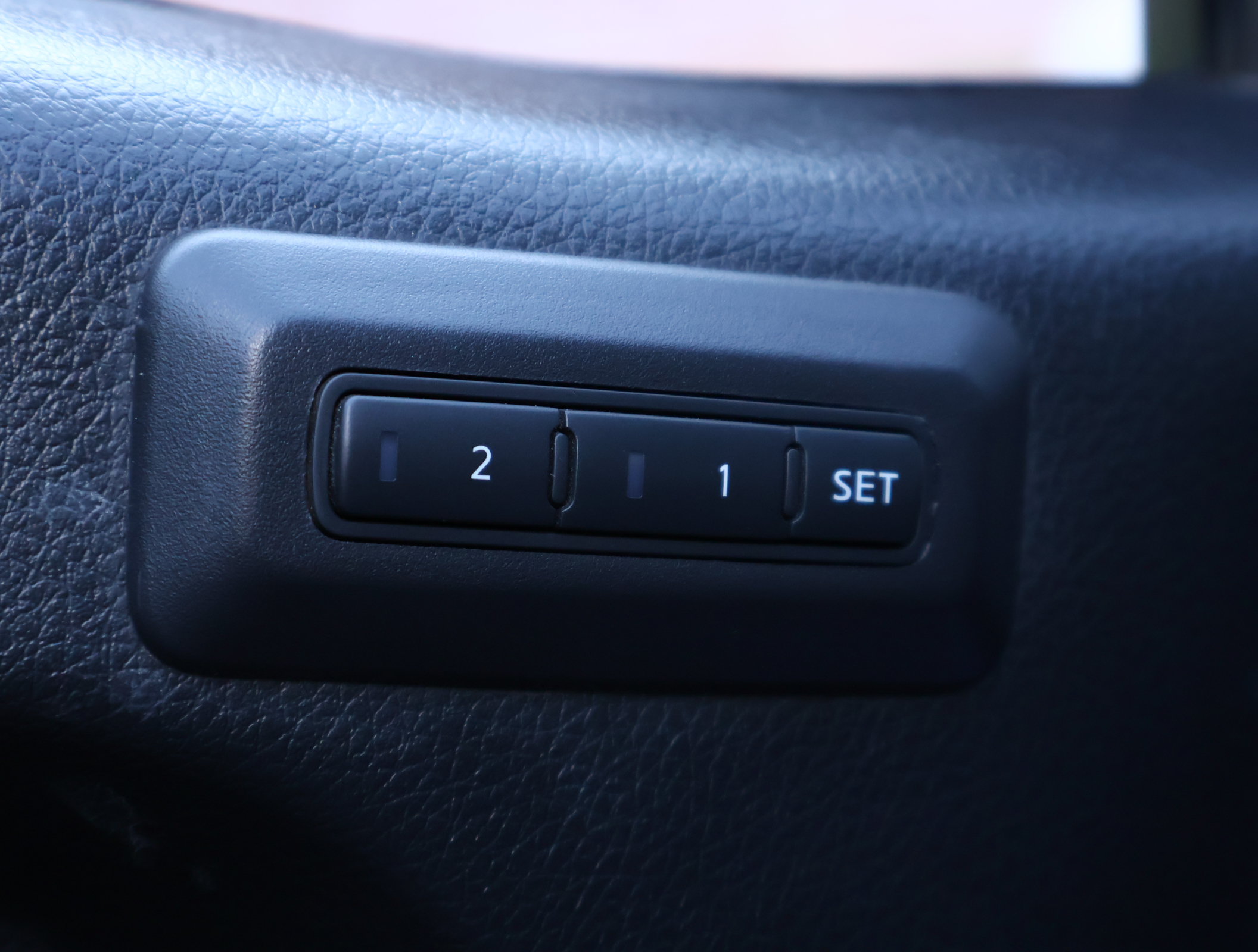 Used 2021 Nissan Titan PRO-4X w/ Pro-4x Convenience Package AWD/4WD image 8