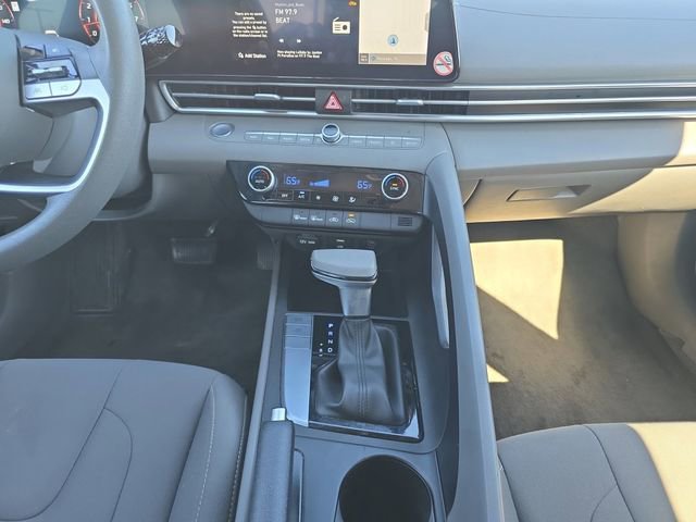 Used 2024 Hyundai Elantra SEL FWD image 3