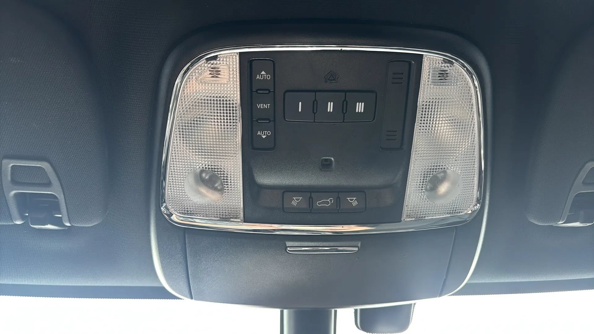 Used 2019 Jeep Grand Cherokee Laredo AWD/4WD image 26