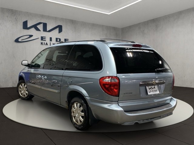 Used 2005 Chrysler Town & Country Touring image 3
