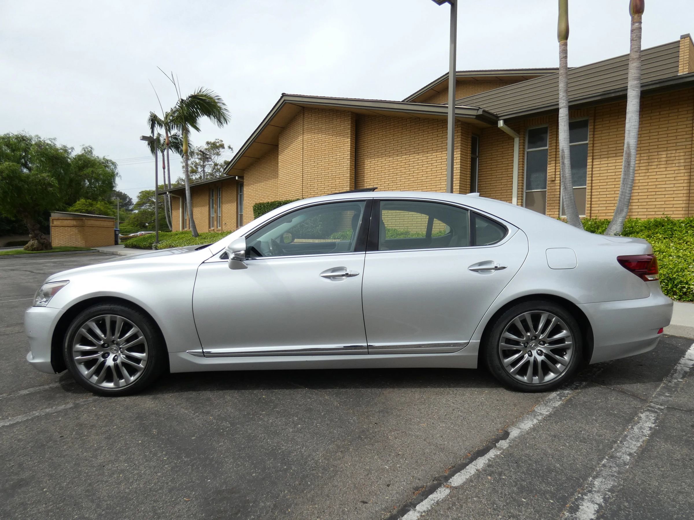 Used 2016 Lexus LS 460 w/ Comfort Package image 10