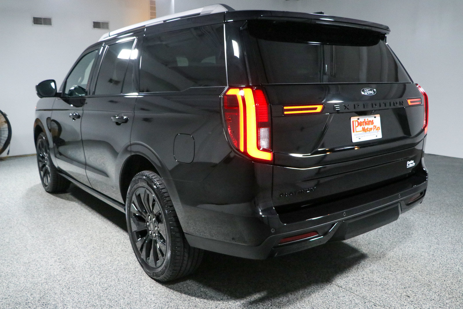 Used 2025 Ford Expedition Platinum w/ Stealth Appearance Package AWD/4WD image 9