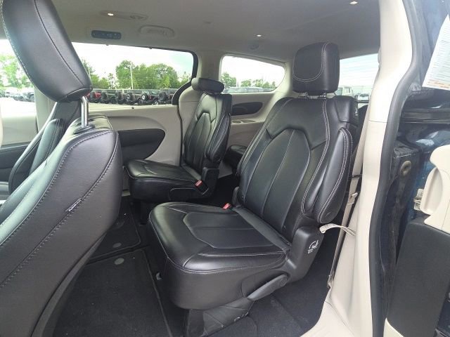 Used 2023 Chrysler Pacifica Touring-L FWD image 19