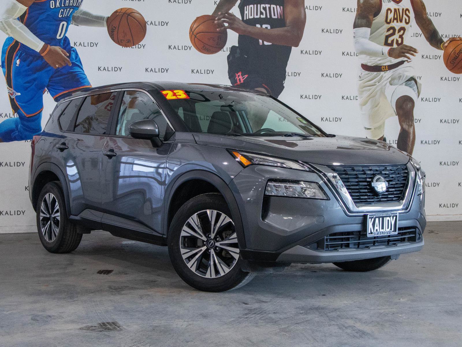 Used 2023 Nissan Rogue SV image 2