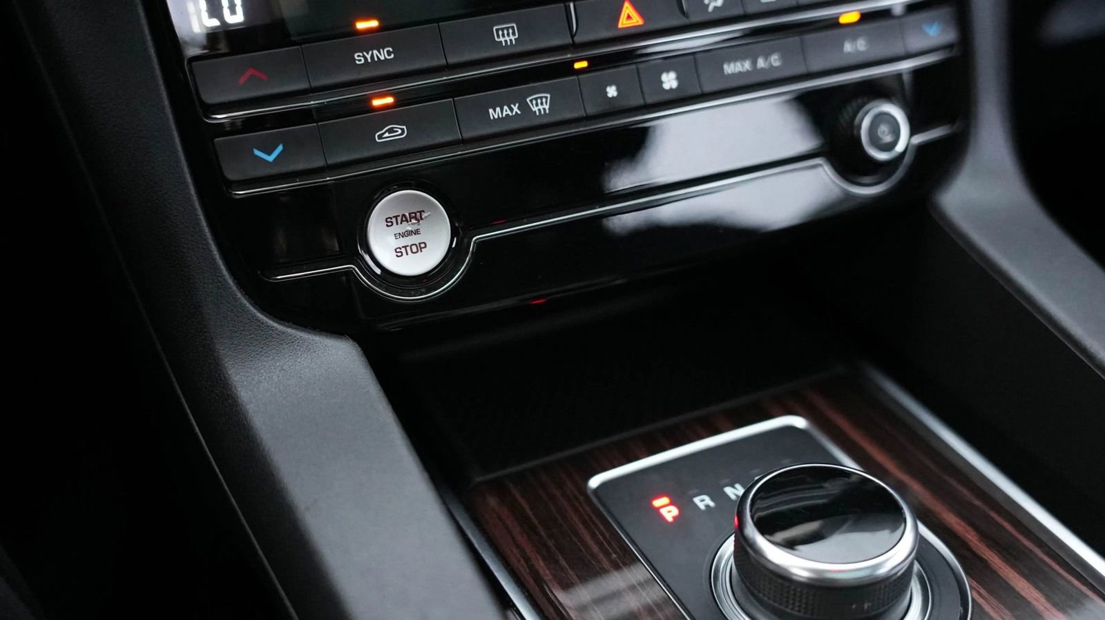 Used 2018 Jaguar F-PACE Prestige image 40