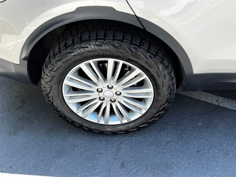 Used 2017 Land Rover Discovery HSE Luxury AWD/4WD image 12