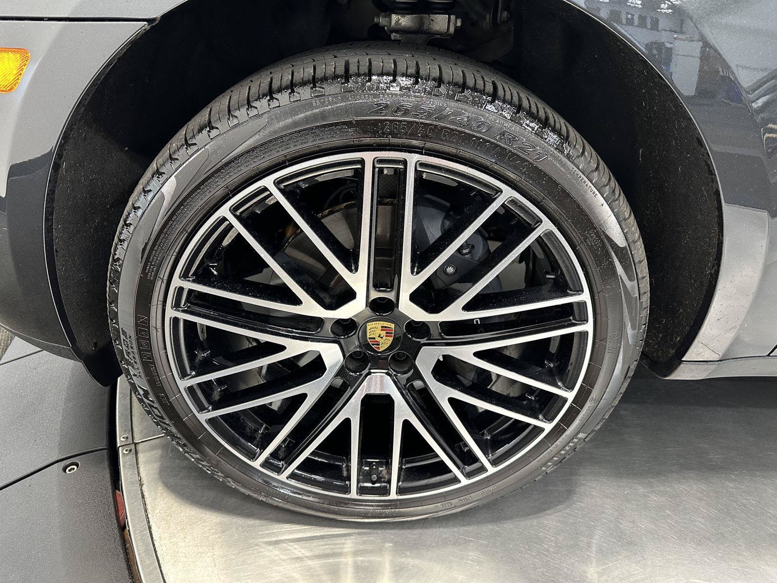 Certified 2026 Porsche Macan AWD/4WD image 11