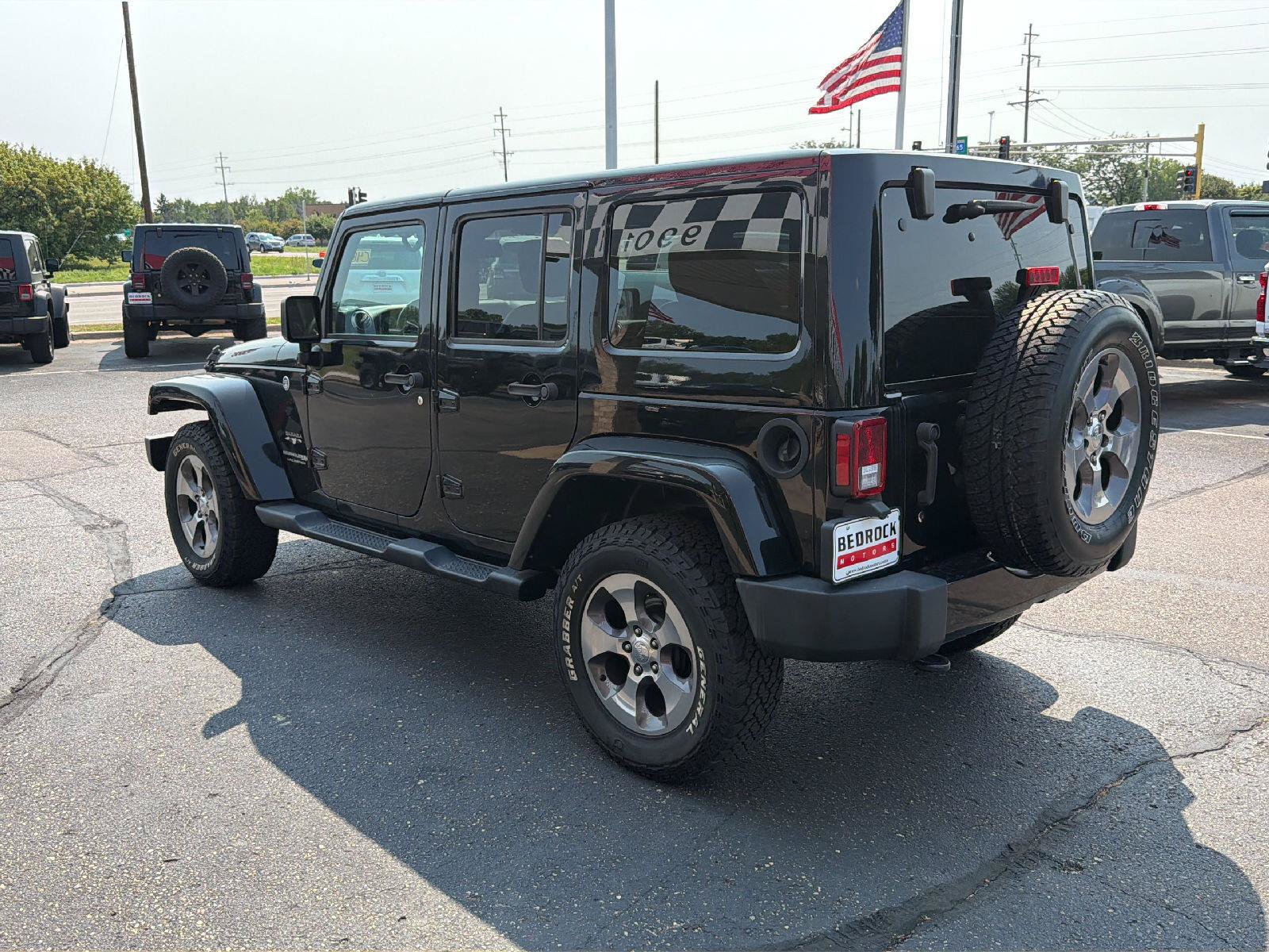 Used 2018 Jeep Wrangler Unlimited Sahara w/ Connectivity Group AWD/4WD image 5