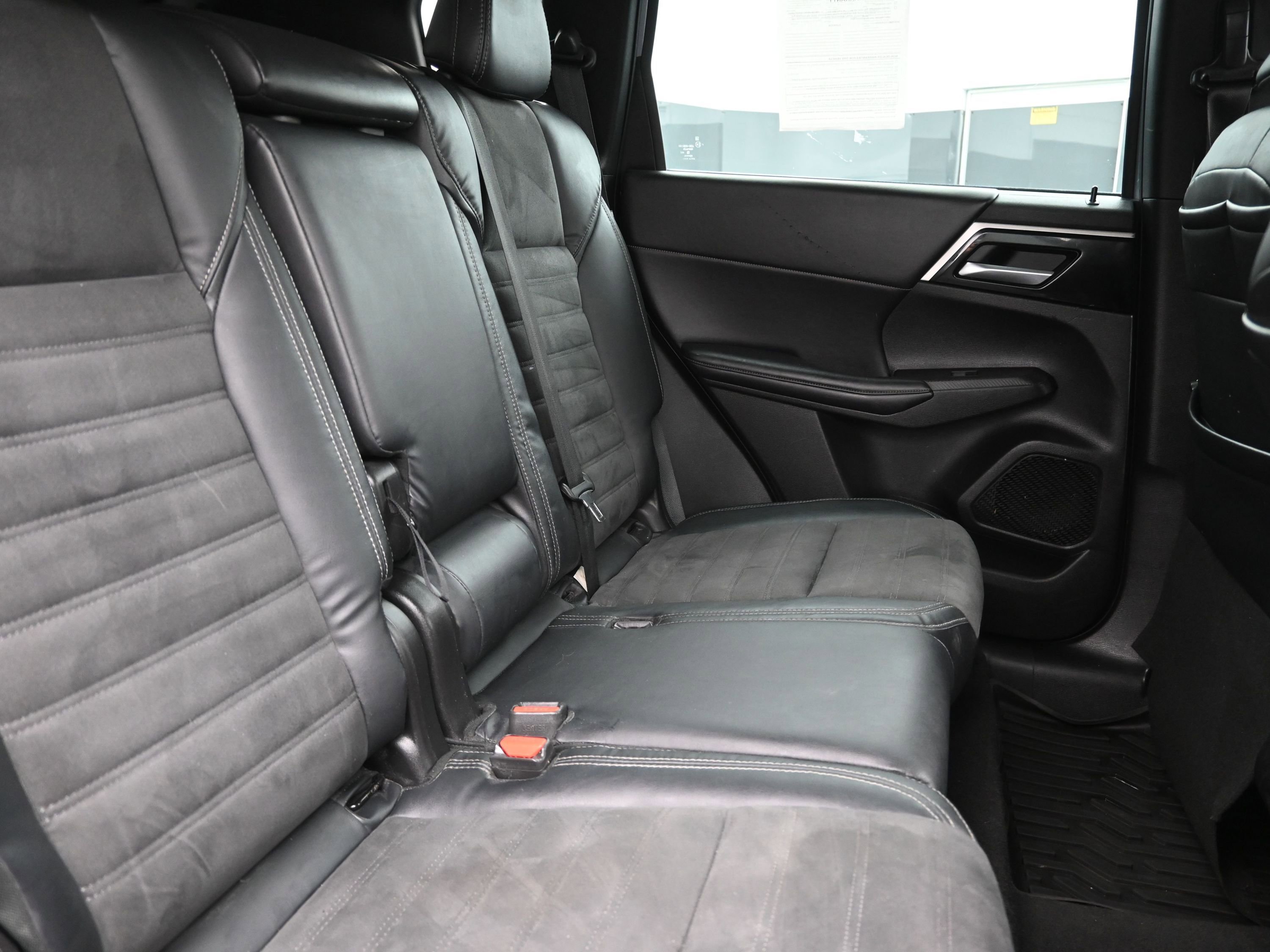 Used 2023 Mitsubishi Outlander SE image 25