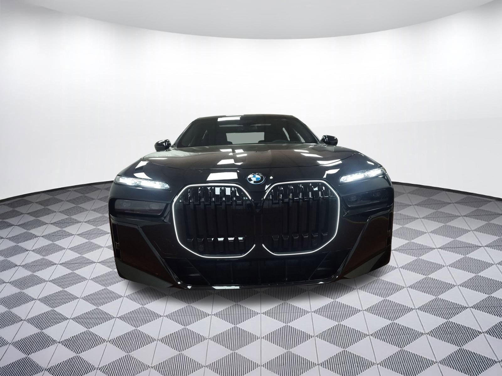 Used 2026 BMW 750e xDrive image 5