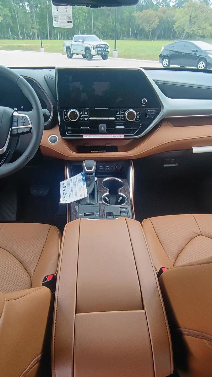 New 2026 Toyota Highlander Platinum image 16
