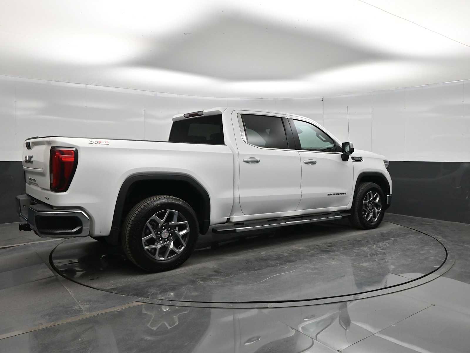 Used 2023 GMC Sierra 1500 SLT w/ SLT Premium Package AWD/4WD image 8