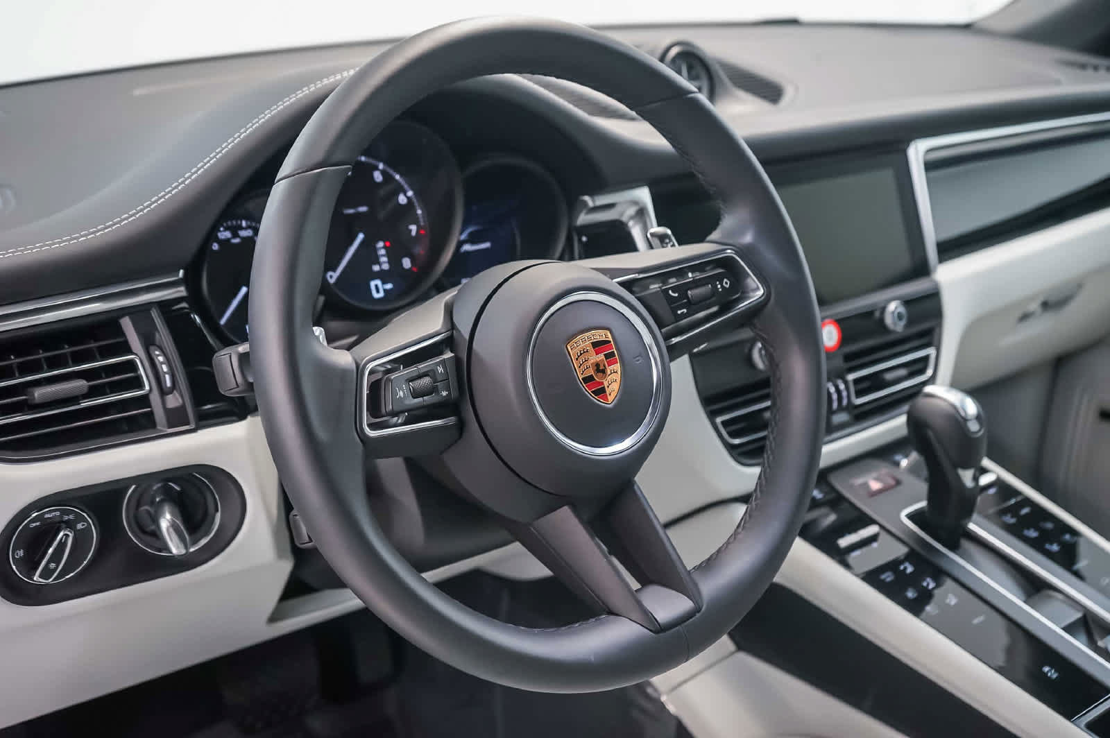 Certified 2026 Porsche Macan AWD/4WD image 4