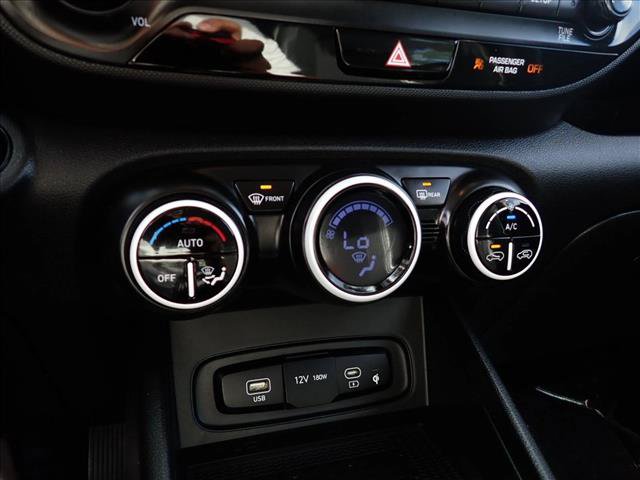 Used 2025 Hyundai Venue Limited FWD image 19