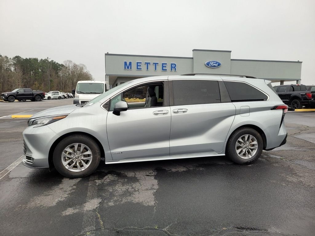 Used 2021 Toyota Sienna XLE FWD image 4