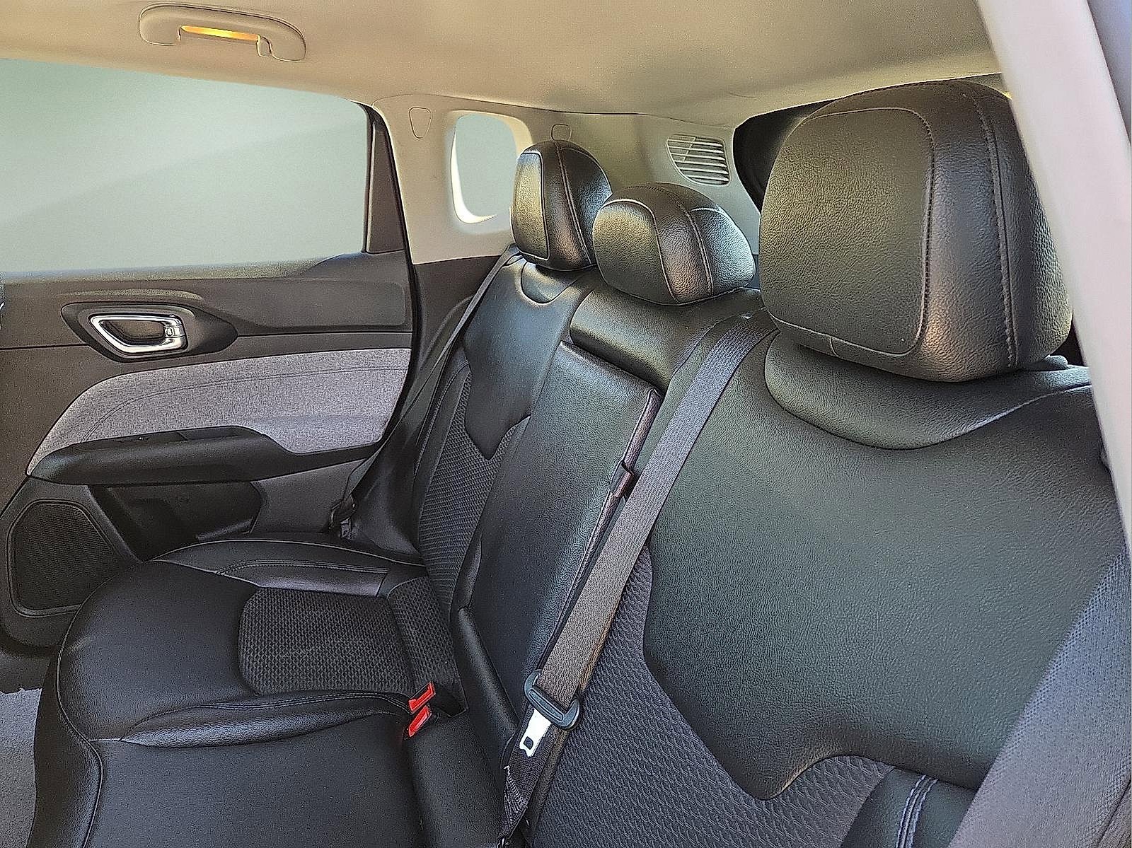 Used 2022 Jeep Compass Latitude image 10