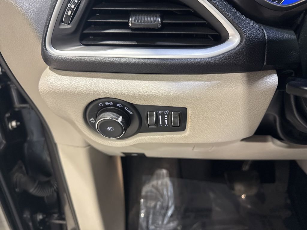 Used 2017 Chrysler Pacifica Limited w/ UConnect Theater Package image 14