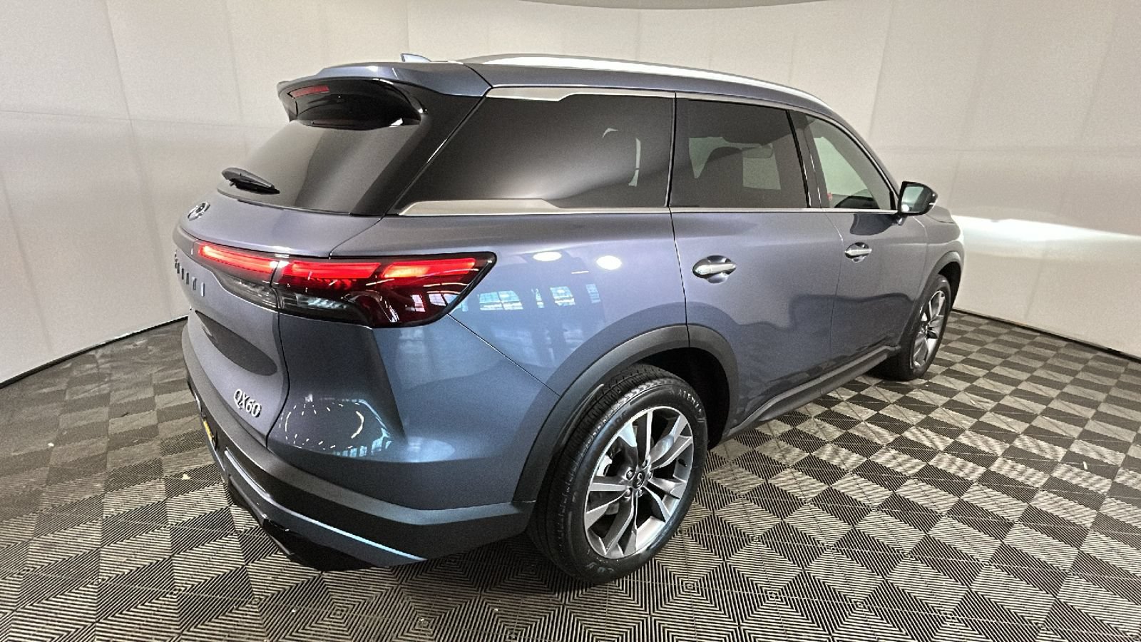 Used 2024 INFINITI QX60 Luxe AWD/4WD image 2