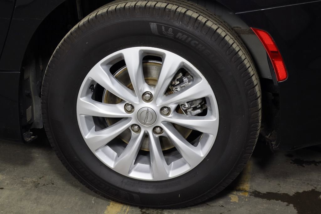 Used 2018 Chrysler Pacifica Touring-L image 41